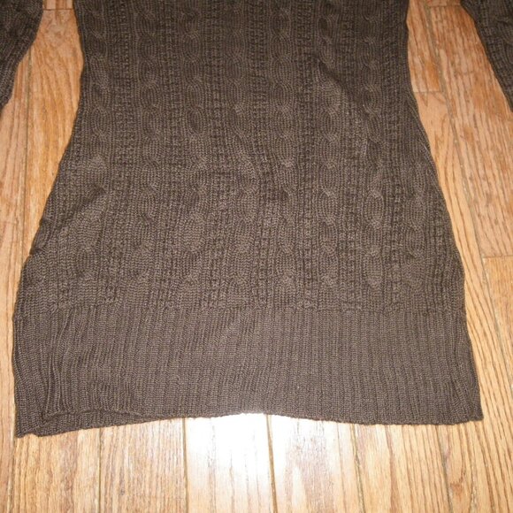 Women's Wool Blend Cable Knit Long Bodied V-Neck Sweater - Picture 3 of 3